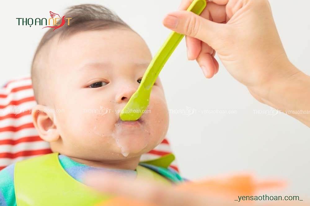 Trẻ em đang ở giai đoạn 9 tháng tuổi chỉ sử dụng ở mức 0,5 - 1 gram cho mỗi lần ăn. Nên xay nhuyễn yến sào để bé hấp thụ và tiêu hóa tốt hơn. Cho ăn hàng ngày hoặc cách ngày 2 – 3 lần/tuần tùy theo mức độ cần bổ sung dinh dưỡng của trẻ.