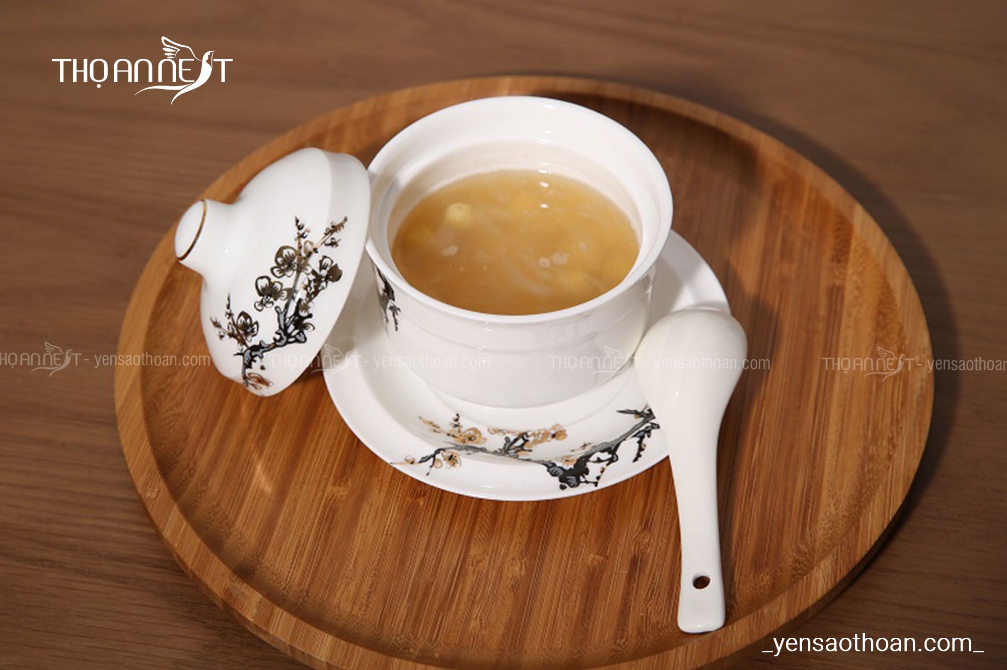 Đối với yến đã chưng, người dùng nên cho vào hộp (thố) kín, có nắp đậy và bảo quản trong ngăn mát tủ lạnh